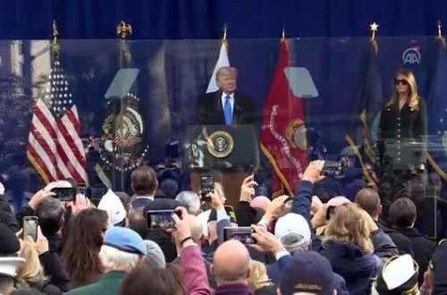 Трамп выступил с речью за пуленепробиваемым стеклом