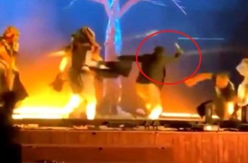 Aktyorlar tamaşa vaxtı səhnədə bıçaqlandı - ANBAAN VİDEO