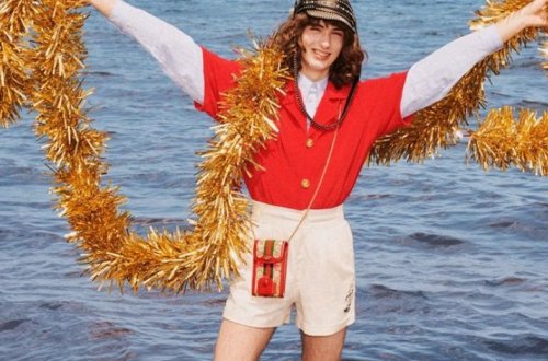 Санта в шортах и снеговик из песка: Gucci сняли рождественскую кампанию на пляже - ФОТО