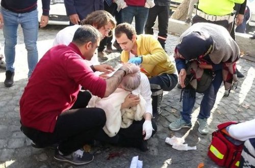 Pul vermək istəməyən turist qadın dəmirlə döyüldü - VİDEO