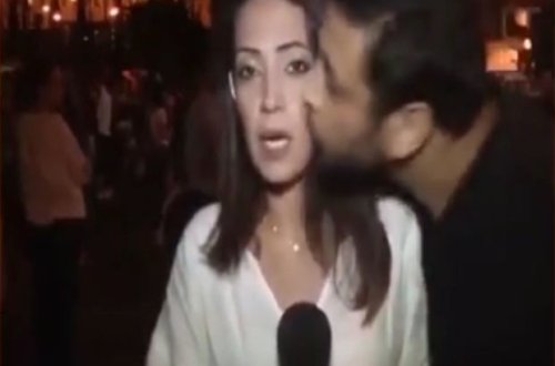 Мужчина в прямом эфире поцеловал журналистку - ВИДЕО