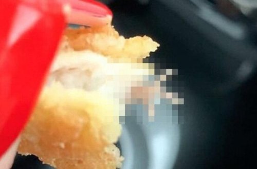 Aldığı burqerin içindən toyuq ayağı çıxdı - ŞOK FOTO