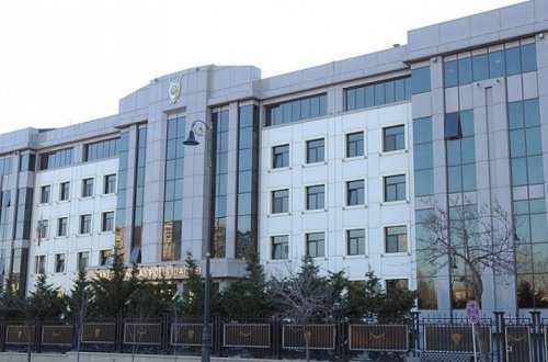 Начато расследование в связи с распространением кадров, на которых полуголый мужчина напал на женщину – ВИДЕО