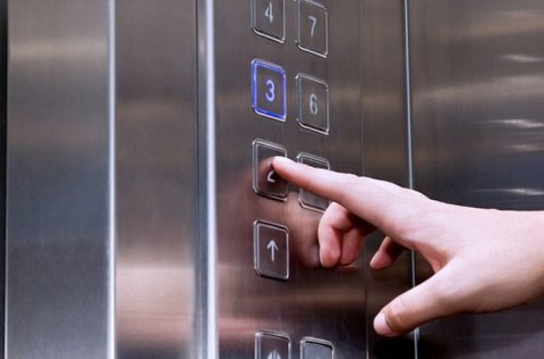 В Баку ребенок застрял в лифте
