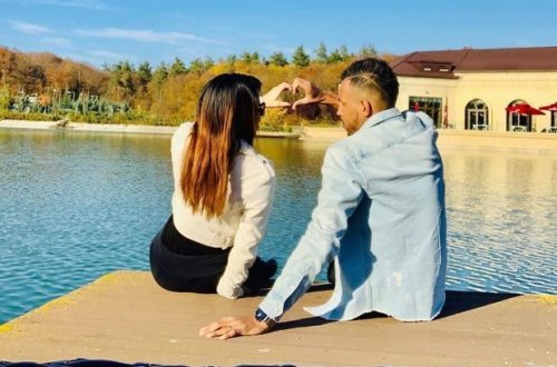 Бразильский футболист отдыхает с супругой в Губе - ФОТО