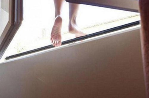 Rusiyada ana özünü iki azyaşlı uşağı ilə 9-cu mərtəbədən atıb