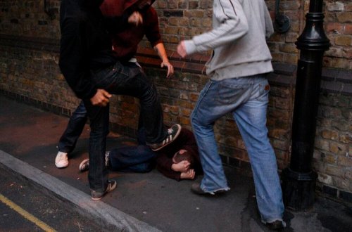 Bakıda insanları təhqir edərək qıza hücum çəkən şəxsin döyülmə anı – YENİ VİDEO