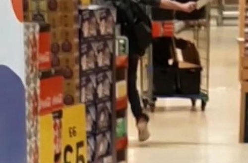 Mətbəx baltası ilə marketə girdi, çaxnaşma yarandı - VİDEO