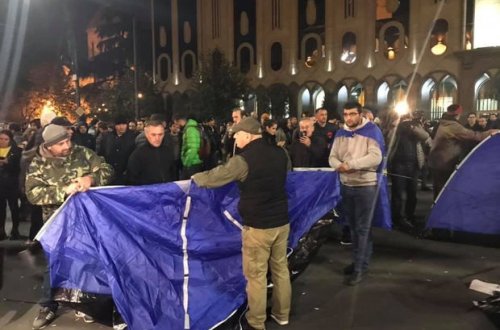 Gürcüstan parlamentinin qarşısında yenə də çadırlar quruldu