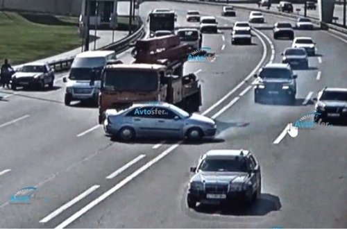 Kran minik maşınını yolda belə sürüdü - ANBAAN VİDEO