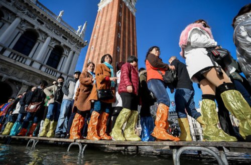 İtaliya dünyaya üz tutdu: Heç olmasa iki avrodan kömək edin