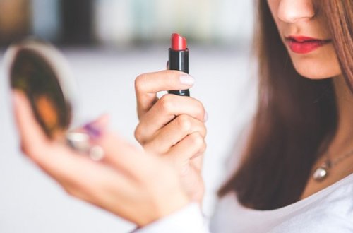 Косметические тестеры в магазинах оказались смертельно опасны - ВИДЕО