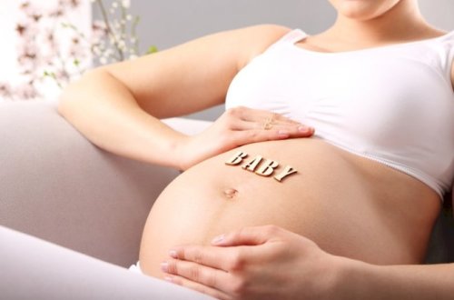 Məşhur model doğuş anına qədər hamilə olduğunu bilmədi - Foto