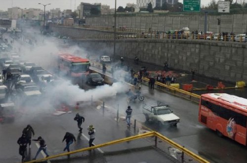 Benzin ikiqat bahalaşdı, İranı etirazlar və iğtişaşlar bürüdü - Video