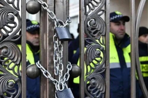 Gürcüstan müxalifəti parlamentin giriş-çıxış qapılarını bağlayıb - Yenilənib