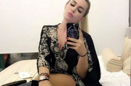 Fanatı səhnədə arxasına toxundu, müğənni özünü itirdi - FOTO