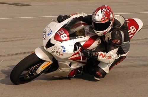 Yarışda qəzaya uğramış pilotu motosiklet vurdu - VİDEO