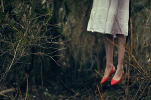 Azərbaycanlı gənc qız asılmış vəziyyətdə tapıldı