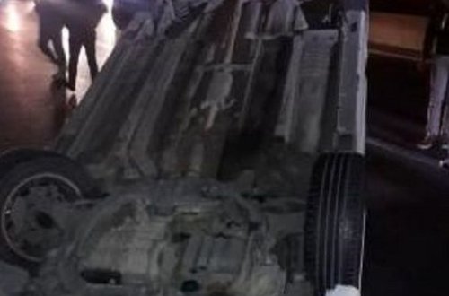 Sürət yarışına çıxan “Hyundai” 2 maşına çırpılaraq aşdı - FOTO/VİDEO