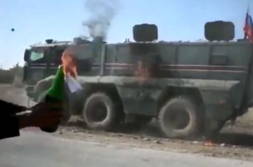 В Сирии курды подожгли российский военный патруль - ВИДЕО