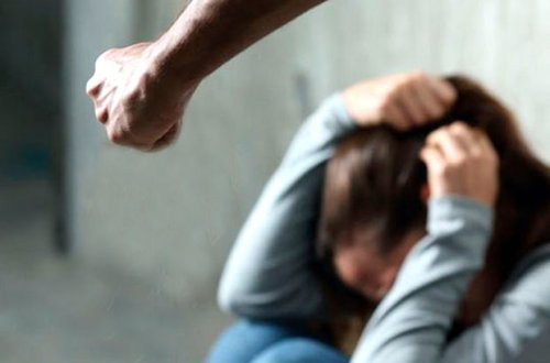 Bakıda 15 yaşlı qızı döyərək xəstəxanalıq etdilər