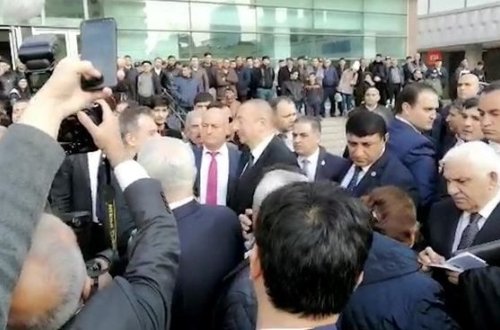 Президент перед станцией метро 