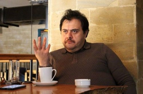 Elçin Əlibəylinin arvadı tərəfindən döyülməsinin səbəbi bilindi