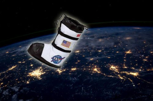 Amerikalı astronavt açıq kosmosda ayaqqabısını islatdı