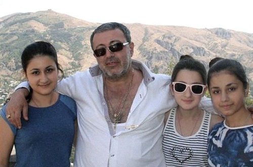 Qızları tərəfindən qətlə yetirilən Xaçaturyanın cinayətlərini prokuror-həmyerlisi ört-basdır edib - FOTO