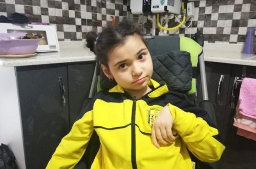 Qonağın bir öpüşü ilə həyatı cəhənnəmə dönən qızcığaz - VİDEO