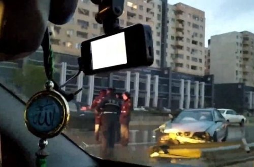 Bakı-Sumqayıt yolunda qəza: BMW dəmir arakəsməyə çırpıldı - VİDEO