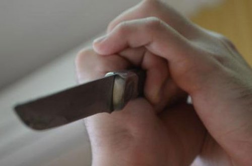 Dostunu pis yoldan çəkindirmək istədiyi üçün bıçaqlandı