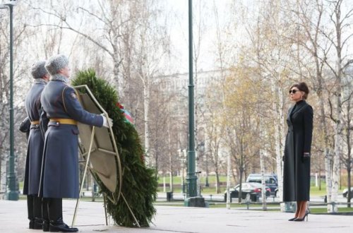 Mehriban Əliyeva Moskvada naməlum əsgərin məzarını ziyarət edib - FOTO