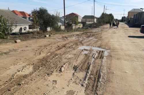 Suraxanı rayonu Samir Əliyev küçəsinin sakinləri 20 ildir asfalt yola həsrətdirlər
