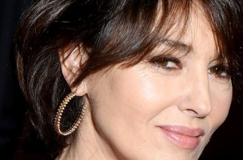 Моника Беллуччи в жакете на голое тело обнажила грудь – ФОТО