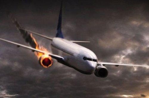 Самолет с горящим двигателем совершил аварийную посадку - ВИДЕО