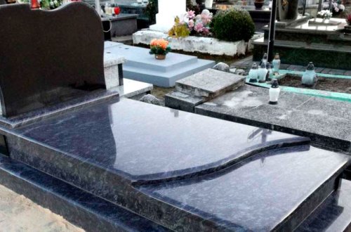 Bakıda 120 min manatlıq qara mərmərdən baş daşı qoyublar (VİDEO)