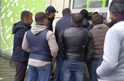 Bakıda QƏRİBƏ APARAT PEYDA OLDU - Hər kəsə PUL PAYLAYIR