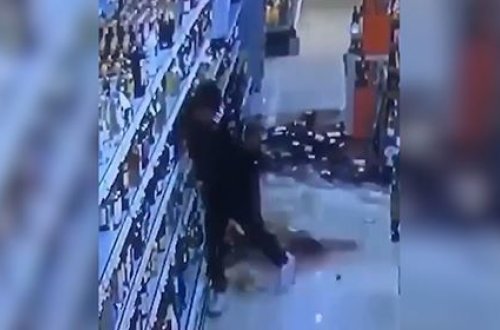 Almaniyada miqrant marketdə içki şöbəsini dağıtdı - VİDEO