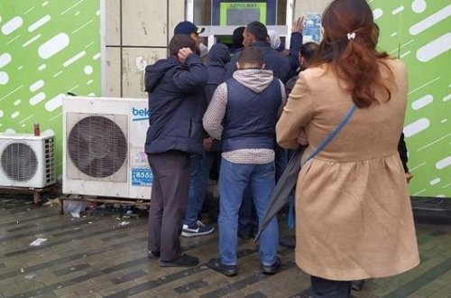 BAKIDA QƏRİBƏ APARAT PEYDA OLDU - HƏR KƏSƏ PUL PAYLAYIR - FOTO