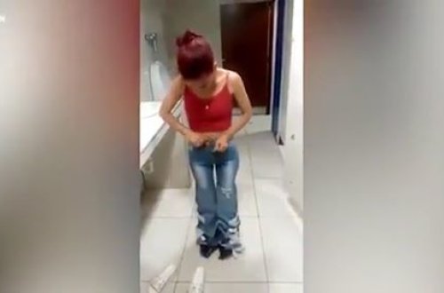 Gənc qız səkkiz cins şalvarı mağazadan ustalıqla oğurladı - VİDEO