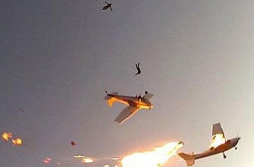 İki təyyarə havada toqquşdu - Ölənlər var - VİDEO