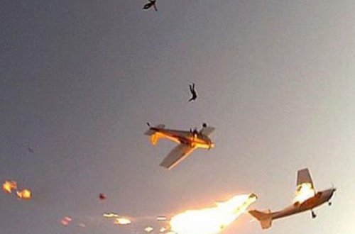 SON DƏQİQƏ: İki təyyarə havada toqquşdu - Çox sayda ölü var / VİDEO