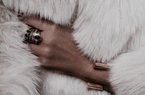 Зоозащитница изрезала женщину в мехах прямо в церкви - ФОТО