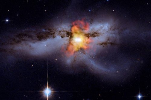 Сразу три сверхмассивных черных дыры впервые нашли в центре одной галактики