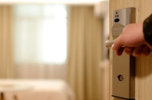 Отель в Японии ведет прямую трансляцию из номеров постояльцев в обмен на скидку - ВИДЕО