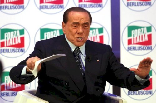 Selfi çəkdirmək Berluskoninin başına oyun açdı - Xəstəxanalıq oldu