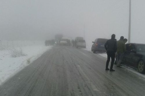 Şəkərin dəfnində əmisinin vəziyyəti pisləşdi, Bakıya aparılarkən qəzaya düşdülər: Əmisi qızı ağır yaralandı - FOTO