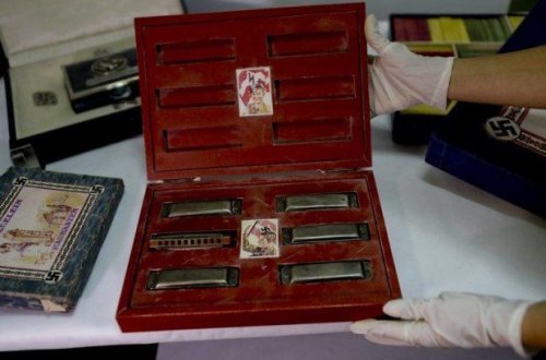 Ərəb milyonçu Hitlerin əşyalarını alaraq İsrailə hədiyyə etdi