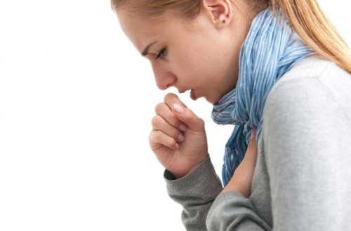 Qız öskürəkdən qabırğalarını sındırdı